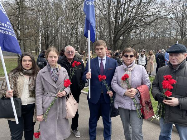 Студенты и сотрудники ФФМ МГУ приняли участие в митинге, приуроченном к 77-летию Великой Победы Студенты и сотрудники ФФМ МГУ приняли участие в митинге, приуроченном к 77-летию Великой Победы